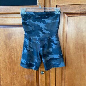Beyond the Bump Women's Camo Exercise Biker Shorts Size Small Retail $78